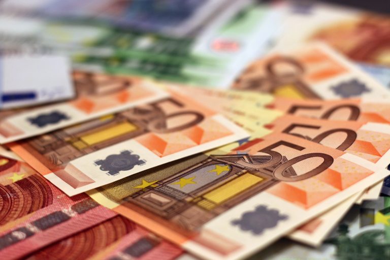 Teismas išteisino sukčiams daugiau nei 187 000 eurų pervedusį savivaldybės darbuotoją